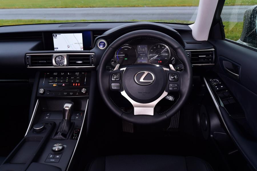 Торпедо Lexus IS300h 2016 года  (UK) (фото 9 из 9)